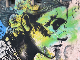 Sehenswürdigkeiten Europa: Lure. Im Bild: Ein Street-Art-Gemälde in Form eines Frauenporträts an einer Wand in Lure (Franche Comté, Frankreich). Eines von insgesamt 172 Street Arts in 53 Städten in 17 Ländern Europas.