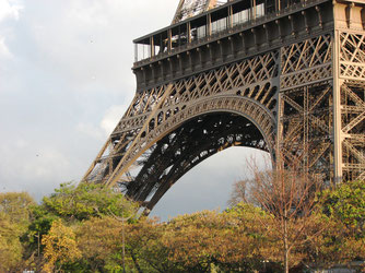Sehenswürdigkeiten Europa: Frankreich. Im Bild: Die mächtigen Pfeiler bis hin zur ersten Plattform des Eiffelturms in Paris