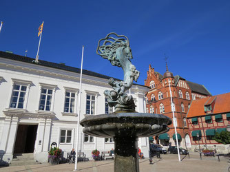 Sehenswürdigkeiten Europa: Schweden. Im Bild: Brunnen mit Bronzeskulptur eines aufsteigenden Hengstes in der Altstadt von Ystad, Sündschweden.