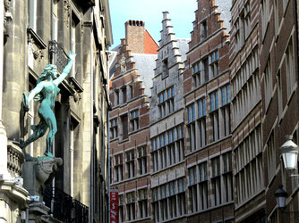 Sehenswürdigkeiten Europa: Belgien. Im Bild: Bronzestatue einer Frau mit wehenden Haare an der Ecke Kaasstraat und Suikerrui in Antwerpen (Belgien)