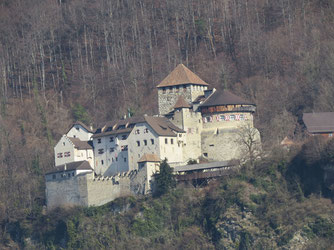 Sehenswürdigkeiten Europa: Liechtenstein. Im Bild: Schloss Vaduz von der Rheinbrücke her betrachtet.
