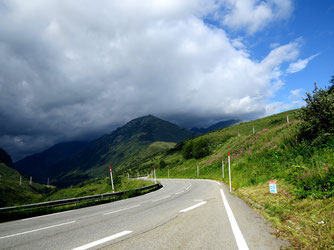 Sehenswürdigkeiten Europa: Andorra. Im Bild: Bergstrasse hinunter Richtung Frankreich mit Blick auf den Berg Encamp Canillo