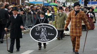 Schilderträger mit einem Teil der Gruppe