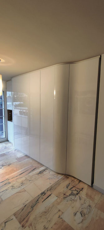 agencement en laque blanche haut brillant poli