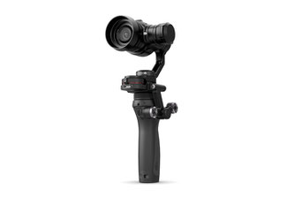 DJI Osmo Pro es un estabilizador de mano para profesionales del video, incluye cámara X5 o X5R con lente intercambiable, portabilidad, estabilidad y alta calidad de imagen en una mano