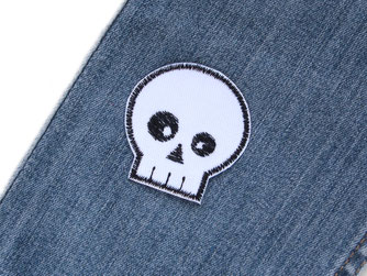 Bild: Bügelflicken weiß mit Totenschädel, Totenkopf Bügelbild als Hosenflicken