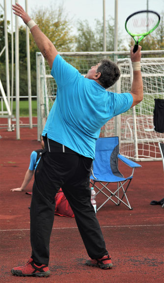 Norbert Gundermann mit 49,05 m knapp hinter dem Sieger Dr. Klaus Lutter mit 49,36 m.