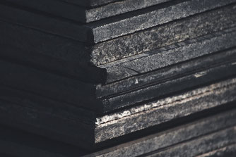 Ein Stapel Granitplatten aus denen man Arbeitsplatten herstellen kann
