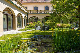 Schöner Innenhof mit Teich vom  Kloster Maria Hilf in Bühl. Seminarort von Naturnah-Bogenschiessen