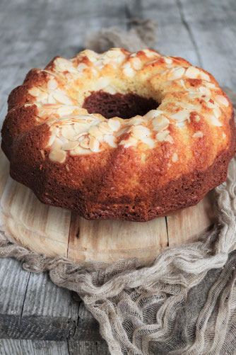 Joghurtkuchen auf einem Brett