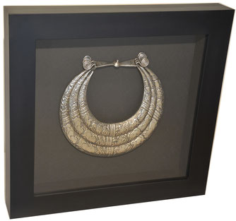 Caisse vitrine carrée noire, pour objets de collection contenant un collier en argent massif, art Africain