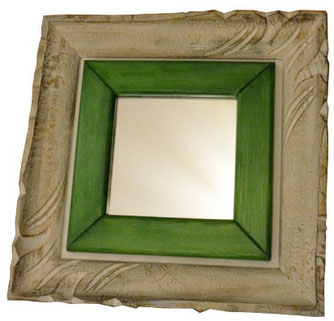 cadre miroir créé par adjonction de différentes moulures recyclées