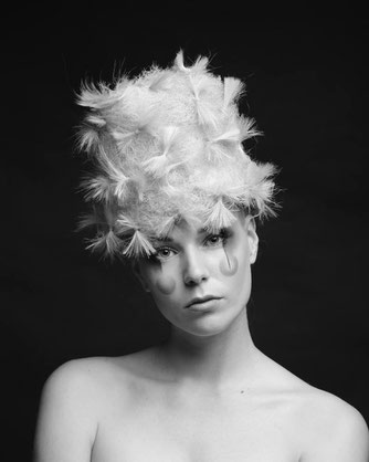 Photo Noir et Blanc, collection coiffures, Portrait, plan américain, mannequin, blonde, maquillage clown moderne, lignes graphiques et maquillage des pommettes, fard à paupières noirs, fards en coin externe, lèvres nudes, lèvres naturelles