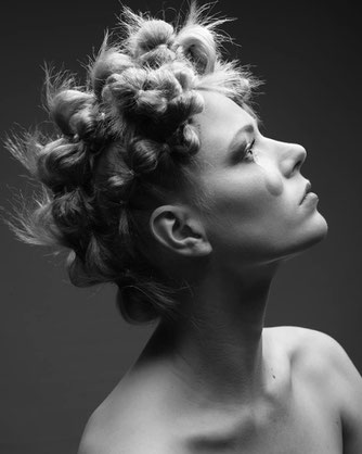 Photo Noir et Blanc, Portrait, plan américain, mannequin, blonde, maquillage clown moderne, lignes graphiques et maquillage des pommettes, fard à paupières noirs, fards en coin externe, lèvres nudes, lèvres naturelles