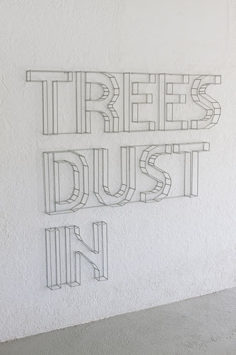 IN DUST TREES von unten nach oben geschrieben. Die Bäume im Nebel der Industrie? Wo sind all unsere Bäume hin? Industrie und Natur? Mensch und Natur? Kann der Mensch ohne Natur leben? Kann die Natur ohne Mensch leben? Wieviel Industrie verträgt die Natur?