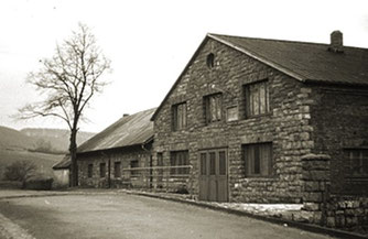 Die Müscheder Schützenhalle vor dem großen Umbau. Links im Bild ist der alte Bierkeller zu erkennen.