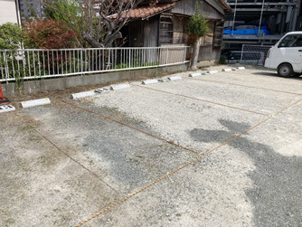 駐車場の除草作業の様子