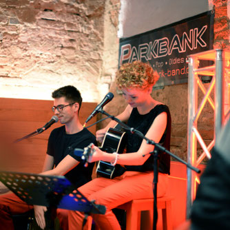 Wir spielen im Akustik-Duo in einer Kneipe.