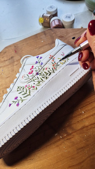 veldbloemetjes op sneakers afgeleid van trouwkaart