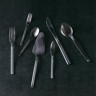 熟練職人による精緻な手仕事を感じる程よい光沢感