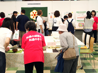 朝、昼、夕の料理を前に、市民に説明する“食改さん”。会場で「スマート和食※」レシピも配布