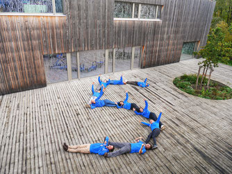 Freiwillige und Hauptamtliche des Bodenseezentrums formen eine NABU-blaue "5". Foto: NABU/B.Langeneck