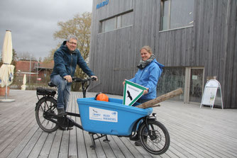Lisa Maier und Marco Knöple bei der Übergabe des Lastenrads - Foto: C. Rindt