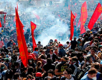 Kampe ml. politiet og demonstranter på Istanbuls Taksim Plads