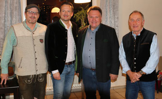 Kaufbeurens Oberbürgermeister Stefan Bosse (2.v.r.) und Landtagsabgeordneter Peter Wachler (2.v.l.) folgten der Einladung des Fördervereins-Vorsitzenden Georg Steiner (links). Mit im Bild ist BSK-Chef Rainer Arndt. © Stefan Günter