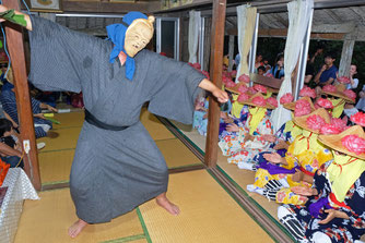 新川青年会のアンガマが珍問答を演じた=23日夜、新川地区