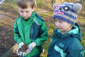 Kinder am Krötenzaun im Schortetal bei Ilmenau. Foto: NABU / NAJU Ilm-Kreis