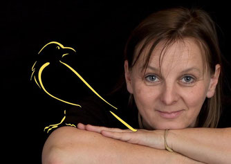 Foto Marion Wiesler mit Rabenfigur