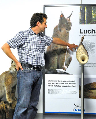 Mark Harthun, stellvertretender NABU-Landesgeschäftsführer, erklärt die Bedeutung des Nationalparks für den Luchs.