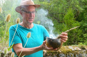 Klaus Busch beim Räuchern (Foto: Klaus Busch)