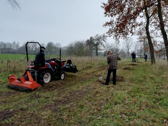 Mulcharbeiten auf dem Gelände der Streuobstwiese. - Foto: W. Pohl