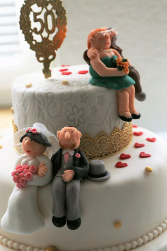 Hochzeitstorte mit Fondantfiguren Spitze Gold Brautpaar