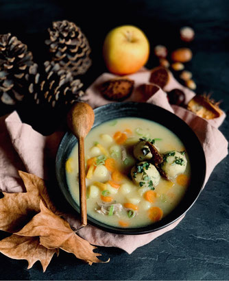 Ganslsuppe, Gansleinmachsuppe, Herbstzeit, Herbstsuppe, Bröselknödel, Herbstküche