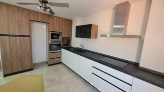 Cocina Jaen nogal y blanca