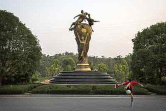 La statua alta dieci metri che raffigura la Coppa del Mondo all' ingresso dell’istituto giovanile del Guangzhou Evergrande a Qingyuan