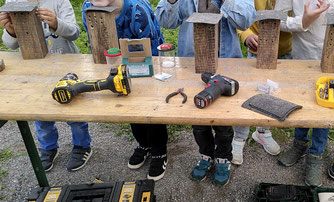 Hier bauen die Gartenkids gerade Insektennisthilfen (Foto: C. Aguirre)