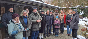 Trotz Kälte bereit: Etwa 20 begeisterte Naturschützer versammelten sich im Garten der  Familie Hofeditz in Gevelsberg, um gemeinsame Beobachtungen von Wintervögeln zu erleben. Foto: A. Peter