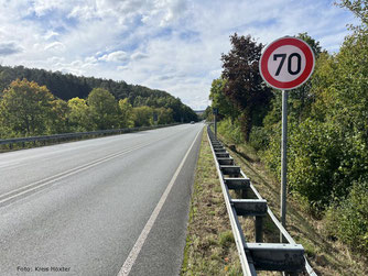 70 km/h Geschwindigkeitsbegrenzung auf der B64 vor der Abfahrt Brakel.
