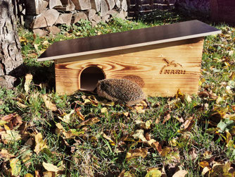 Igelburgen, mit Laub und Reisig überdeckt, werden gerne als Rückzugsort angenommen (Foto: NABU/Roger Cornitzius).