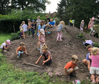 Durch die gute Zusammenarbeit mit drei Kindergärten hatten wir das Glück, dass uns viele Kinder mit ihren Eltern zur 30-Jahr-Feier besucht haben.