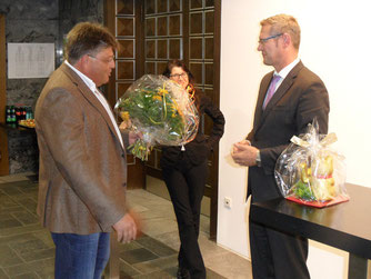 Christian Wegner überreicht Carsten Wewers einen Strauß Blumen