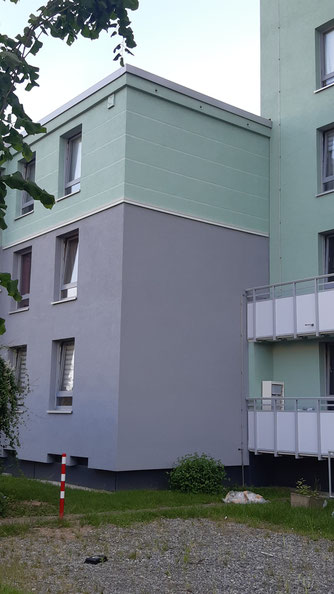 Neue Fassade mit einem Fledermauskasten und drei Mauersegler-Nisthilfen, Foto: J. Baade