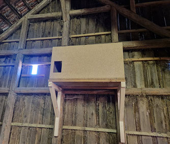 Nistkasten für Schleiereule an Scheunenwand
