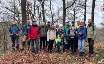 Wandergruppe blickt in Richtung Fotograf