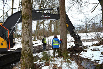 Bruno Scheel und Kim Fasse vom NABU-Projekt Bagger mit fachlichem Auge bei jeder Erdbewegung dabei. (Foto: Torsten Maiwald)Bruno Scheel und Kim Fasse vom NABU-Projekt Bagger mit fachlichem Auge bei jeder Erdbewegung dabei