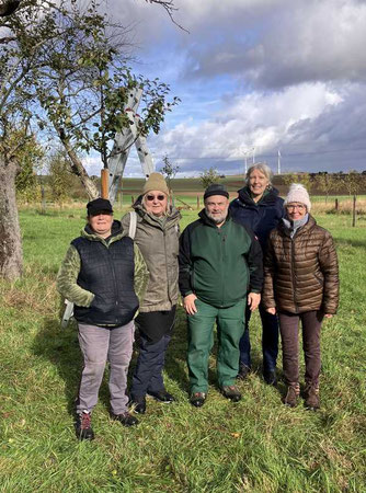 Kursteilnehmer auf Streuobstwiese